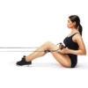 Femme s'entraînant avec des élastiques de musculation - Exercices avec élastique de musculation